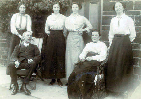 Smith-Family-at-Sulgrave-School-House-1913aw2
