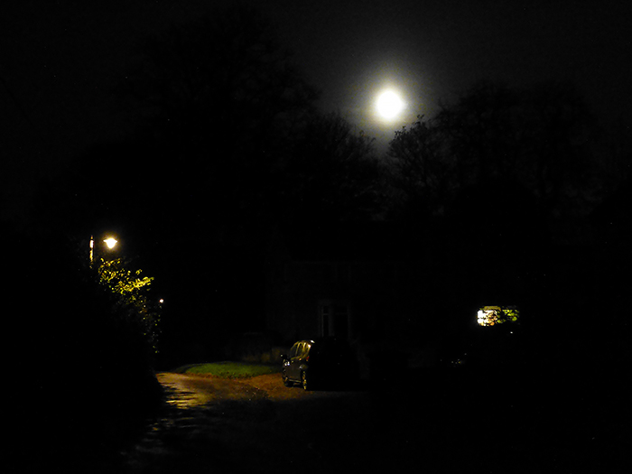 super-moon-over-little-street-tonight-02